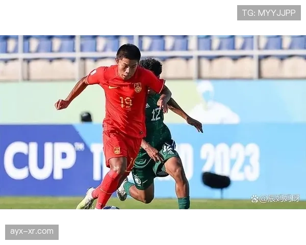 足球教练盛赞球队表现回暖，年轻新星崭露头角引关注