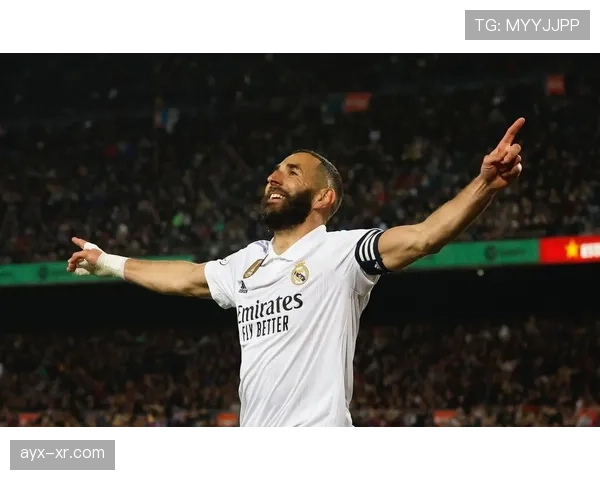 本泽马在皇马战术体系中的角色演变：从支点到核心