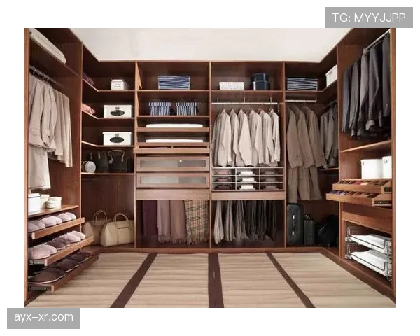 杨力维房间堆满神秘包裹，比家里衣柜还豪气？